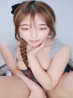 麻花辫清纯外表很骚萌妹，电动假屌骑坐插b，掰开看洞洞很小，爸爸操我骚b，进进出出猛插直浪叫